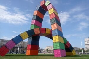 La catène de conteneurs sur le port du Havre est devenu l'emblème de la ville à la suite d'un été au Havre